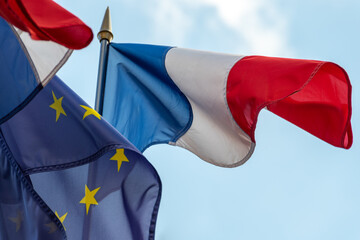 Drapeaux de la France et de l'Union européenne flottant ensemble dans le vent. Photo en gros plan