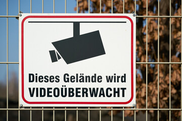 Schild an einem Zaun mit der Aufschrift dieses Gelände wird Videoüberwacht