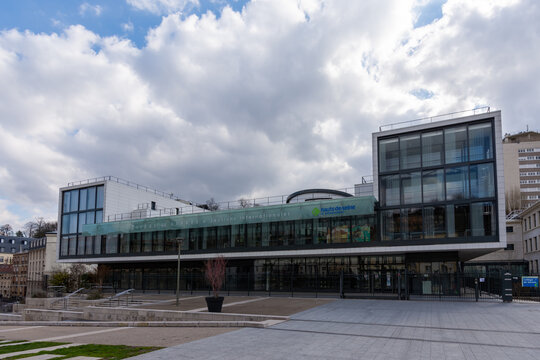 S&egrave;vres, France - 26 f&eacute;vrier 2021: Vue ext&eacute;rieure du coll&egrave;ge de S&egrave;vres (sections internationales)