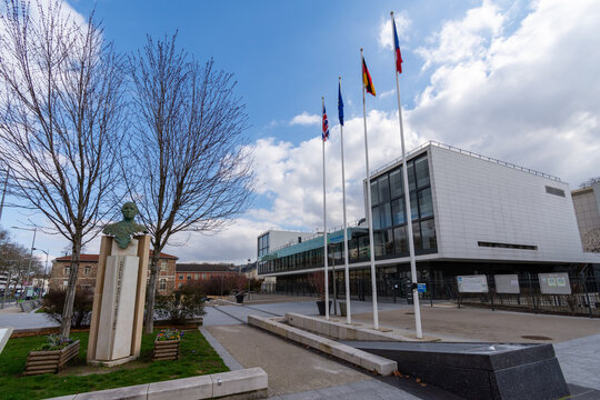 S&egrave;vres, France - 26 f&eacute;vrier 2021: Vue du parvis Charles de Gaulle avec le buste de Charles de Gaulle et le coll&egrave;ge de S&egrave;vres (sections internationales)