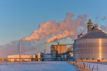 Ethanol plants like this one in the upper Midwest have increasingly become important assets in our sustainable energy future. - obrazy, fototapety, plakaty