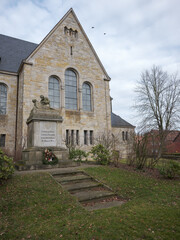 Naklejka premium Gedenkstein an Kirche