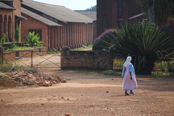 Cloitre, soeur, palmier et architecture, Gitega, Burundi, Afrique