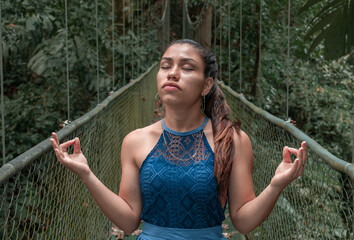 Mujer siente la naturaleza en el bosque nuboso de Costa Rica
