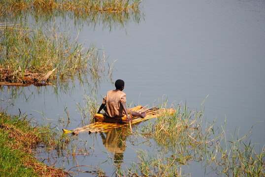 Pirogue, bateau, radeau sur un cours d'eau, lac en Afrique, dans des marécages