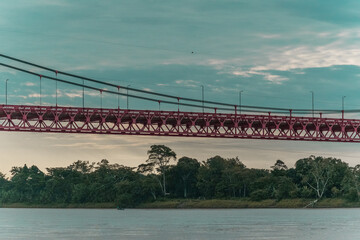 El impresionante Puente Intercontinental sobre el río Madre de Dios. Uno de los más grandes del Perú.