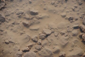 Sol en gravier après la pluie, flaque d'eau, boue, sale
