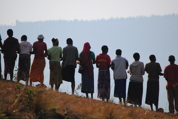 Chaine humaine en Afrique au Burundi pour  le transport de matériel