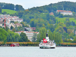 Un transbordador navega por el Lago de Lucerna en las cercan&iacute;as de la ciudad, con sus fachadas multicolores y sus verdes campos reflej&aacute;ndose en el lago