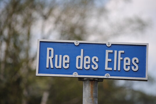 Panneau de la Rue des Elfes, pays imaginaire, nature, rue en Suisse, Del&eacute;mont