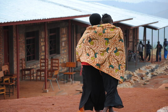 Couple d'amies au Burundi en Afrique, avec drap traditionnel
