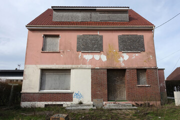 Maison abandonnée et condamnée