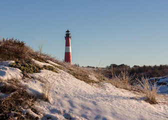 Leuchtturm H&ouml;rnum an einem verschneiten Wintermorgen