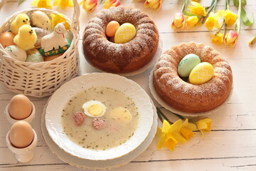 Śniadanie wielkanocne z żurkiem, jajkami,pisankami koszykiem i wielkanocnymi ciastami