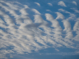 ziehende Wolken vor blauem Himmel