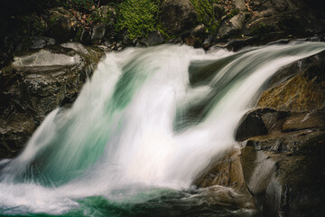 Fototapeta na wymiar Catarata pequeña de agua clara ubicada en Costa Rica