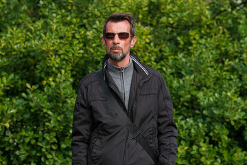 Portrait d'un homme dans parc
