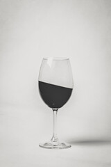 Copa de vino tinto en blanco y negro