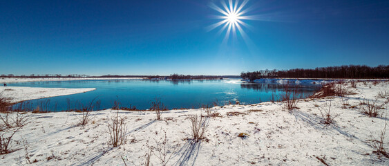 Obraz premium Hollener Bavarian lake during winter time with sun and blue sky background