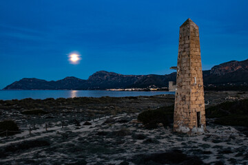 luna llena junto a la torre
