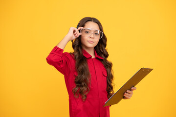 Naklejka premium do professionally. teen girl in protective glasses. child wear eyeglasses. eye protection.