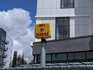 Obraz premium View of a yellow Out of Service sign on a pedestrian crosswalk signal