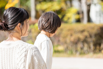 Obraz premium 秋の公園で遊ぶママと子供 