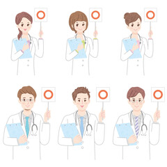 マルのプラカードを持つ若い男女の医師セット