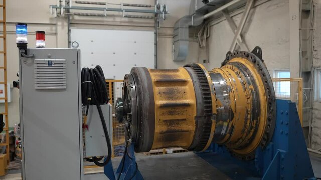 Test of the repaired dump truck wheel motor on the test bench.