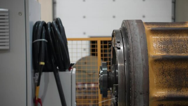 Test of the repaired dump truck wheel motor on the test bench.