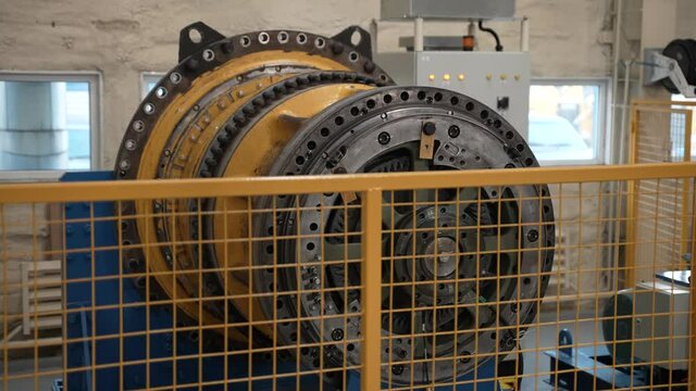 Test of the repaired dump truck wheel motor on the test bench.