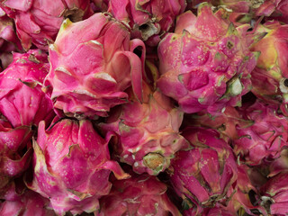 Obraz premium red dragon fruit in a market