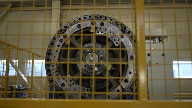 Test of the repaired dump truck wheel motor on the test bench.