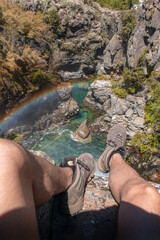 viajero sobre rio sentado en cornisa 