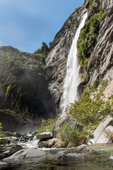 cascada en la montaña