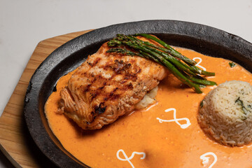 Salmón a la plancha sobre espejo de salsa de chipotle