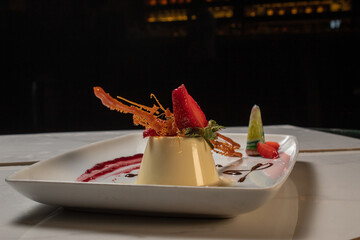 panna cotta con fresas strawberry y caramelo