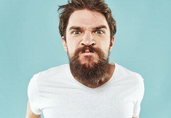 Obraz premium Cropped view of man in white t-shirt on blue background portrait model