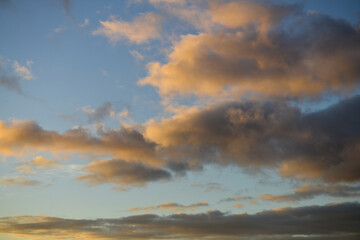Arrière-plan de texture de ciel au coucher du soleil, et nuages aux couleurs jaune pastel sur fond de ciel bleu