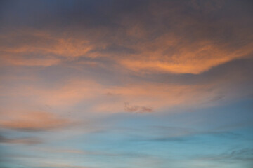 Arrière-plan de texture de ciel au coucher du soleil, et légers nuages colorés jaune et rose sur fond de ciel bleu