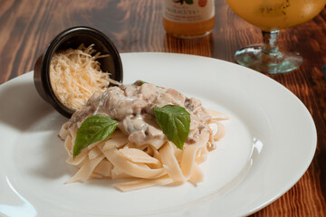 Pasta con atún en crema de champiñones y queso trufas