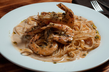 Pasta a la mantequilla con camarones al ajillo