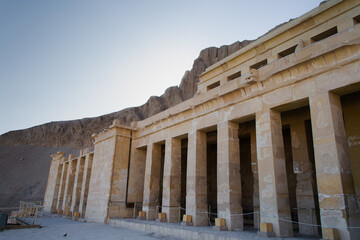 Obraz premium View of the rocky temple of Hatshepsut. Location of old city Luxor, complex Deir el-Bahari, Egypt, Africa. Popular touristic place. Ancient Egyptian civilization. Discover the beauty of earth.