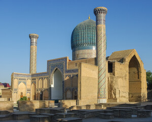 Fototapeta premium Sunset side view of landmark monument Gur e Amir, mausoleum of Amir Timur or Tamerlane in UNESCO listed Samarkand, Uzbekistan