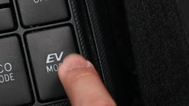 ハイブリッドカー に搭載されているEV MODEのボタンを押す