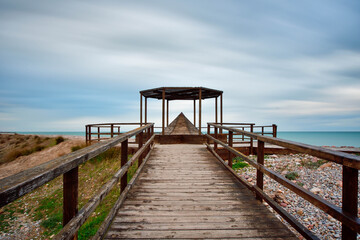 Obraz premium wooden bridge over the sea