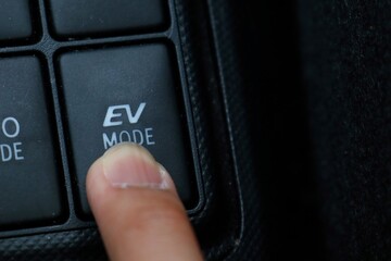 ハイブリッドカー に搭載されているEV MODEのボタン
