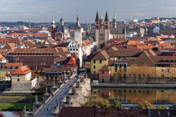 Obraz premium Blick von der Festung Marienberg auf die historische Altstadt und die Alte Mainbrücke von Würzburg und den Main, Unterfranken, Franken, Bayern, Deutschland