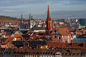 Obraz premium Blick von der Festung Marienberg auf die historische Altstadt und die Alte Mainbrücke von Würzburg und den Main, Unterfranken, Franken, Bayern, Deutschland