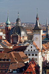 Obraz premium Blick von der Festung Marienberg auf die historische Altstadt und die Alte Mainbrücke von Würzburg und den Main, Unterfranken, Franken, Bayern, Deutschland
